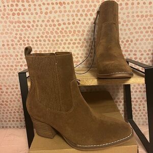 Universal Thread Solita Boots